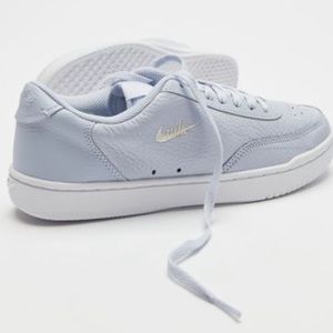 Nike Court Vintage Sneaker in lavender size 8.5